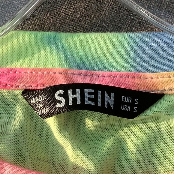 Tie-dye t-shirt with the word "Babe" printed on the front - Picture 3 of 5